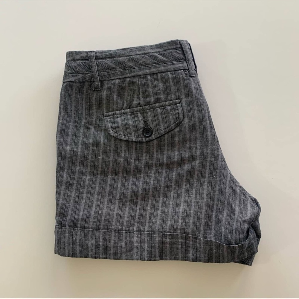 3. Banana Republic Low Rise Gray Striped Cuffed Shorts! Size 4P! - Picture 4 of 8